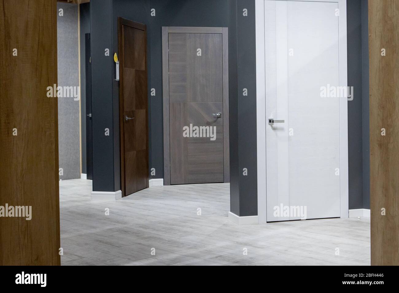 esempi di porte di diversi colori e design nel negozio di mobili Foto Stock