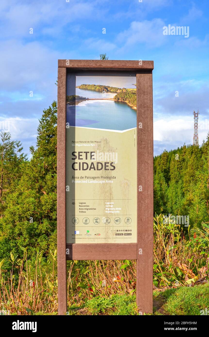 Sete Cidades, Azzorre, Portogallo - 12 gennaio 2020: Cartello informativo per i turisti a Sete Cidades. Cartello turistico in legno nell'area del paesaggio protetto portoghese. Verde foresta in background. Foto verticale. Foto Stock