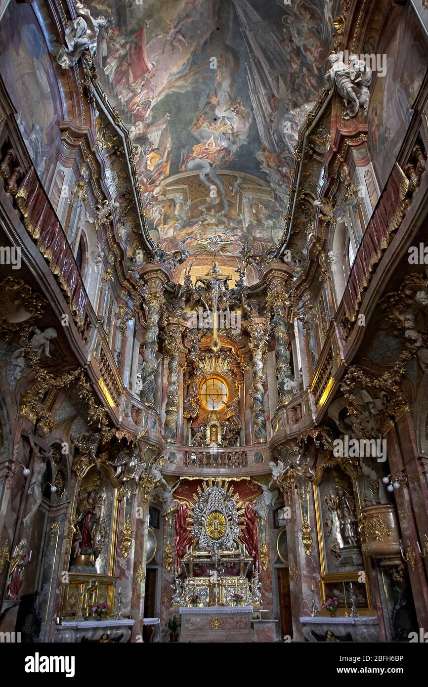 Interni opulenti del St. Johann Nepomuk chiesa, conosciuta anche come la Chiesa Asam (Asamkirche). Monaco di Baviera, Germania. Foto Stock