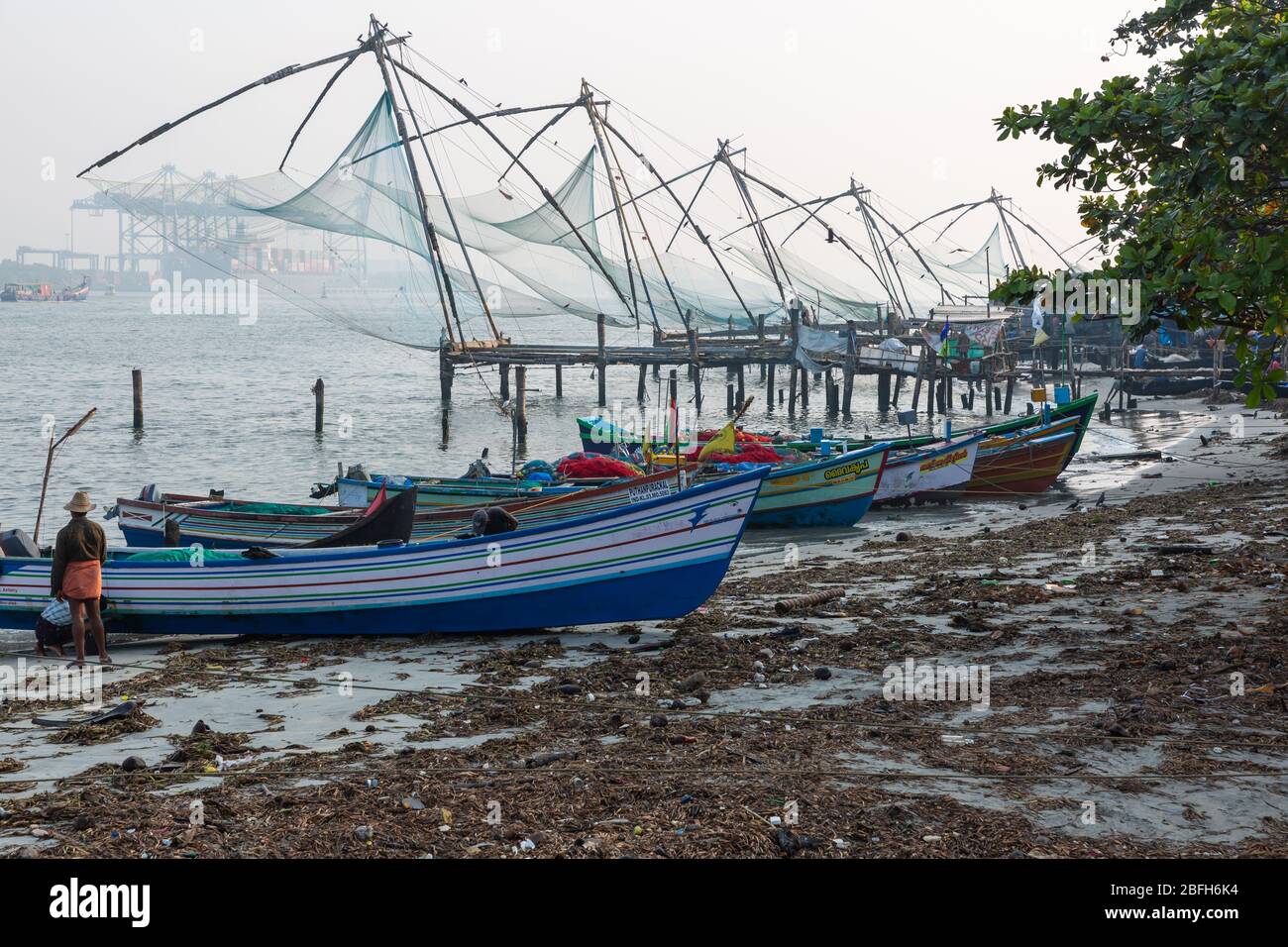 Kochi, Kerala - 30 dicembre 2019: Barche da pesca parcheggiate accanto alle reti da pesca cinesi a Fort kochi, kerala india Foto Stock