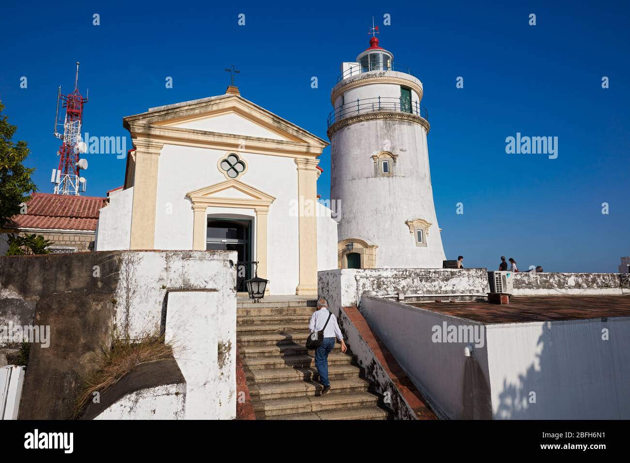 Uomo che cammina sulla scala alla Fortezza di Guia, un forte militare coloniale del XVII secolo, cappella e complesso faro a Macau, Cina. Foto Stock