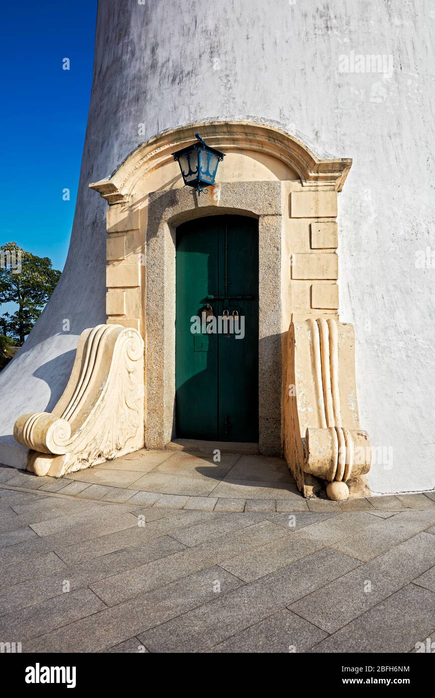 Porta d'ingresso del faro nella Fortezza di Guia, un forte militare coloniale del XVII secolo, cappella e complesso faro a Macau, Cina. Foto Stock