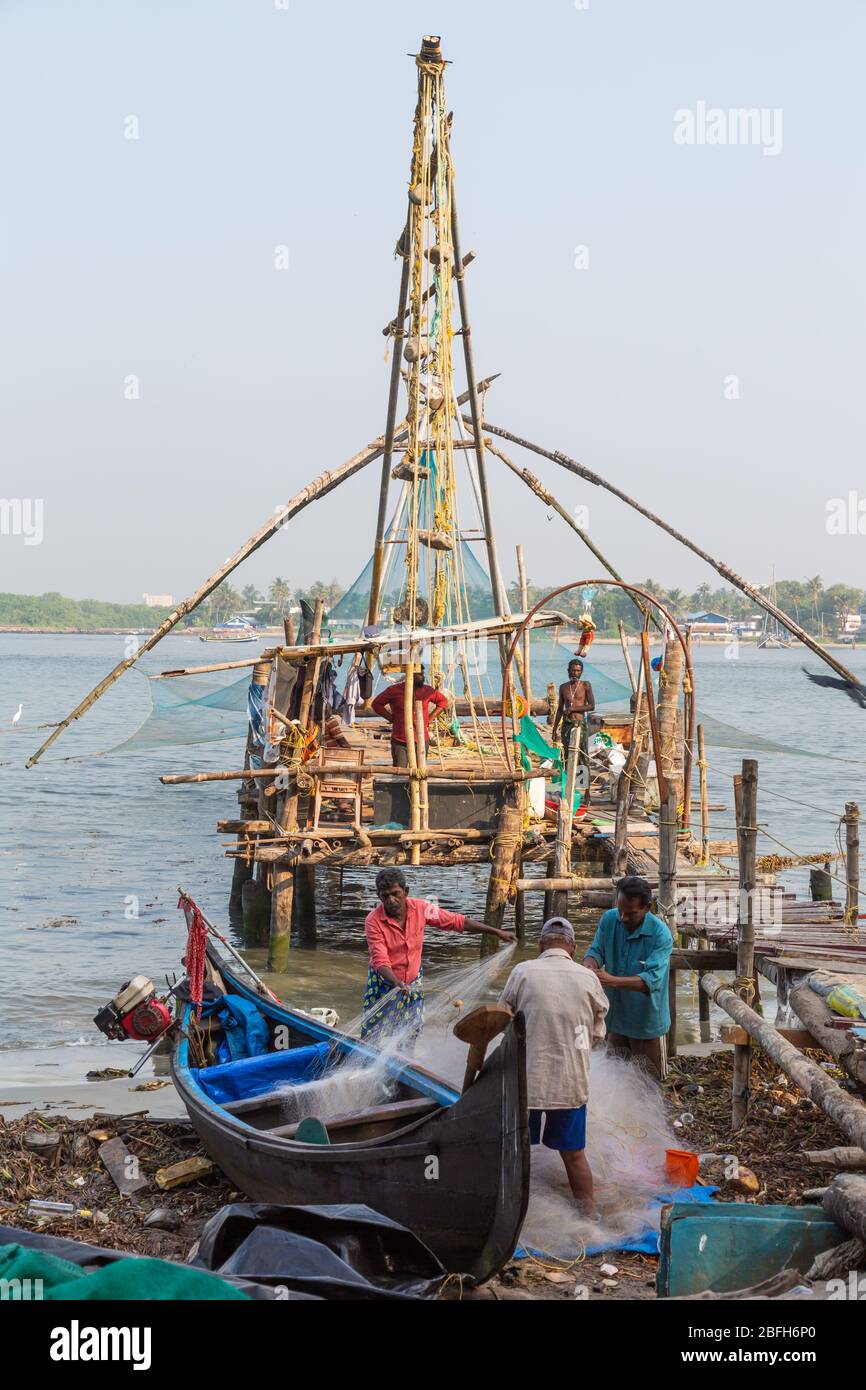 Kochi, Kerala - 30 dicembre 2019: Reti cinesi di pesca con i pescatori che lavorano sulle reti a Fort kochi, kerala india Foto Stock
