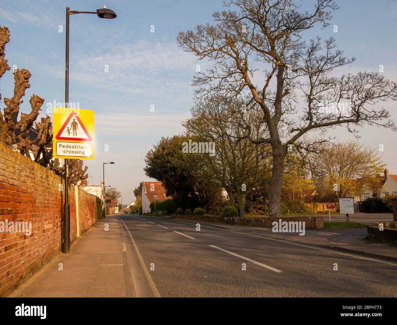 La deserta Victoria Road nella cittadina balneare di Aldeburgh, Suffolk, Regno Unito a causa del blocco durante la pandemia di coronavirus Foto Stock