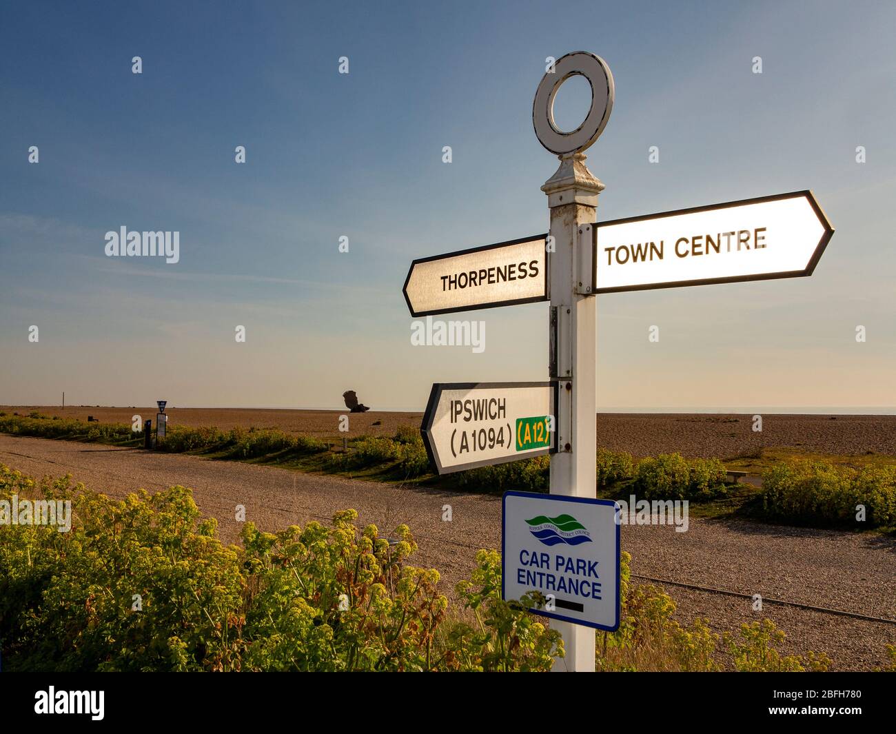 Parcheggio disertato nella cittadina balneare di Aldeburgh, Suffolk, Regno Unito a causa del blocco durante la pandemia di coronavirus Foto Stock