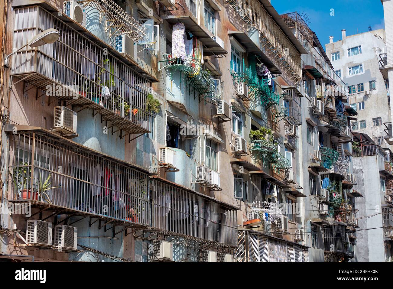 Facciata di un edificio residenziale a più piani con balconi recintati. Macao, Cina. Foto Stock