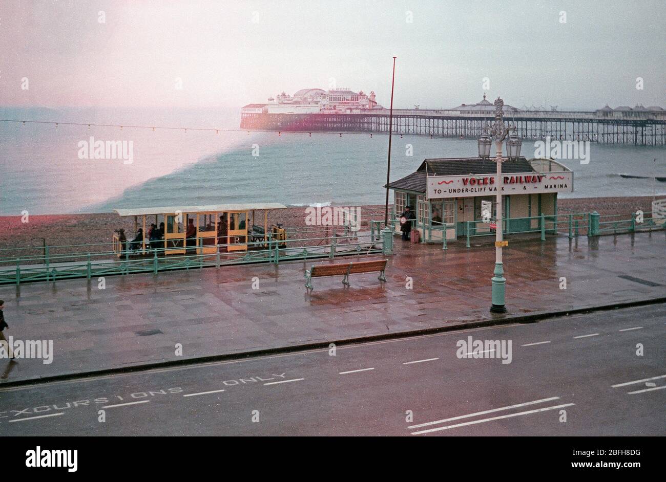 Volk´s Electric Railway and Palace Pier, 1979 aprile, Brighton, Inghilterra, Gran Bretagna Foto Stock