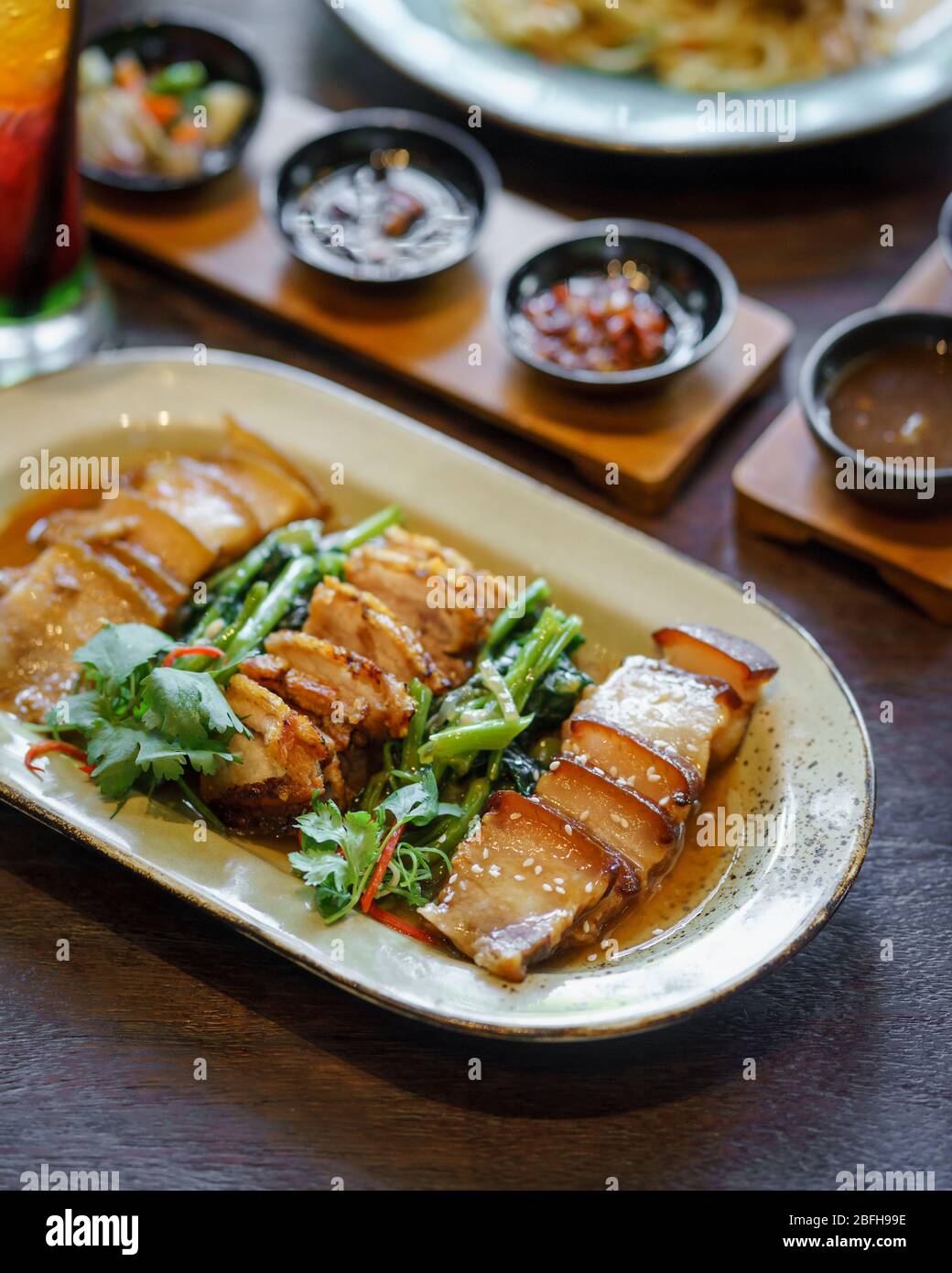 Menu per il pranzo super delizioso. Cotoletta di maiale con erbe dolci asiatiche. Foto Stock