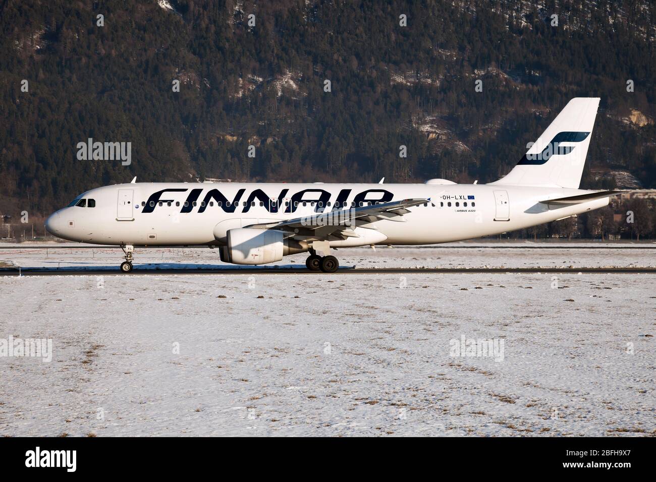 Un Airbus Finnair 320 che tasserà all'aeroporto di Innsbruck Kranebitten. Foto Stock