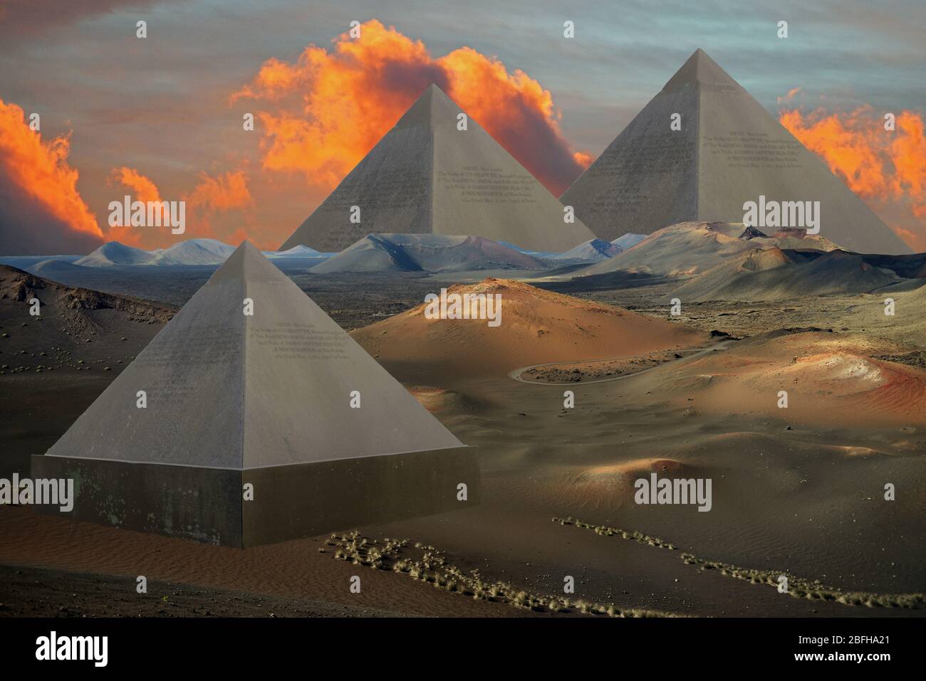 Piramidi alieni su un pianeta alieno è stato creato utilizzando il paesaggio vulcanico di Lanzarote e una pietra commemorativa a forma di piramide fatta di ardesia. Foto Stock