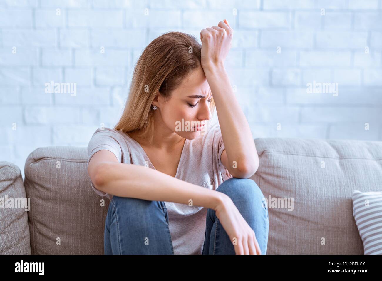 Cefalea da virus. Rimani a casa durante la quarantena Foto Stock