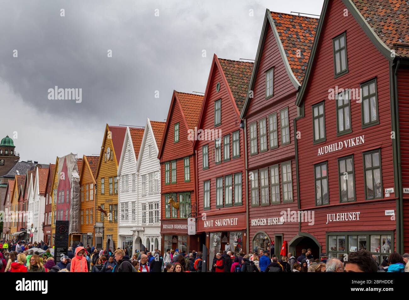 Bergen, Norvegia - 13 agosto 2019: Case di legno colorate a Bryggen, architettura tradizionale nella città di Bergen e patrimonio culturale mondiale dell'UNESCO Foto Stock