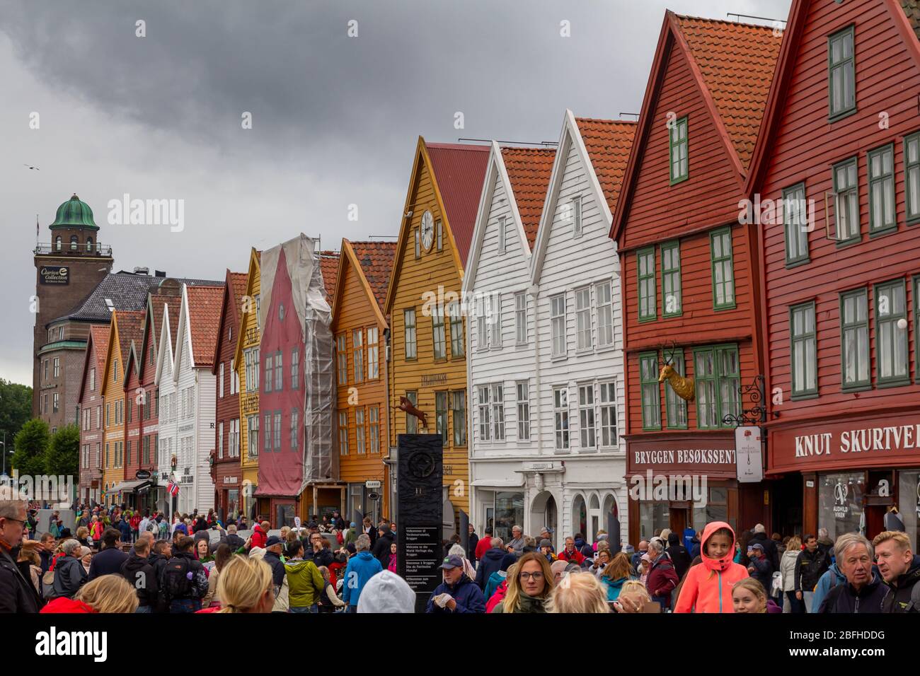 Bergen, Norvegia - 13 agosto 2019: Case di legno colorate a Bryggen, architettura tradizionale nella città di Bergen e patrimonio culturale mondiale dell'UNESCO Foto Stock