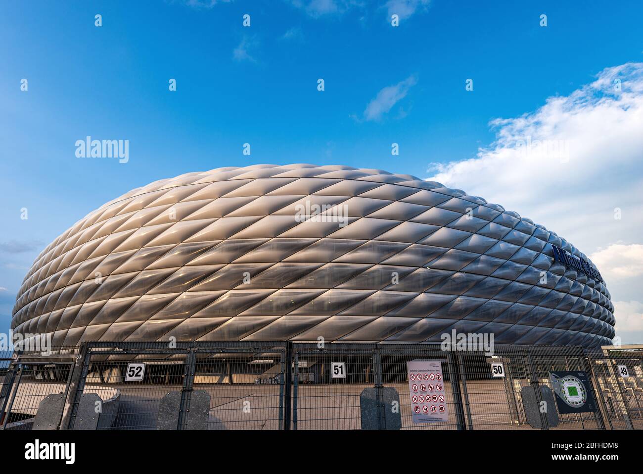 Allianz Arena, stadio di calcio sede del FC Bayern Monaco. Ampiamente noto  per la sua esterno di pannelli in plastica ETFE gonfiati Foto stock - Alamy