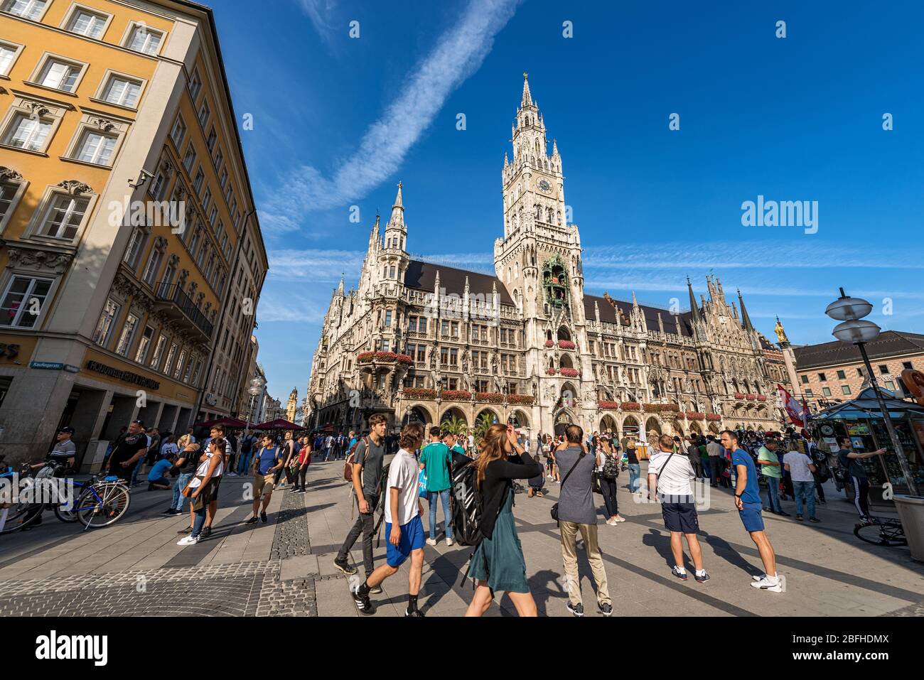 Neue Rathaus, nuovo municipio, XIX secolo in stile neo-gotico a Marienplatz, la piazza principale di Monaco. Baviera, Germania, Europa Foto Stock