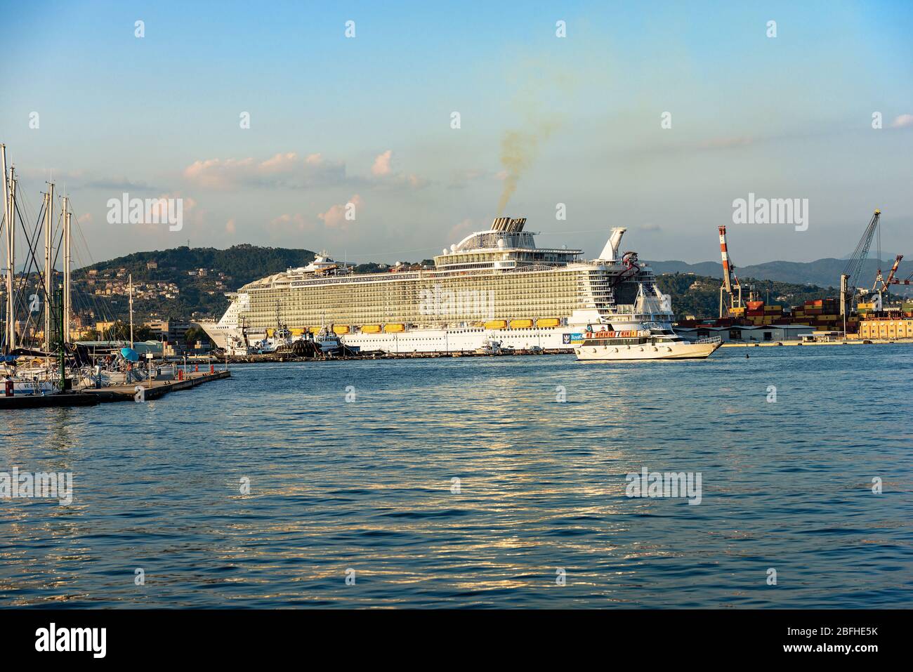 Sinfonia dei mari, nave da crociera della società Royal Caribbean International, ormeggiata nel porto di la Spezia in Liguria, Italia, Europa Foto Stock