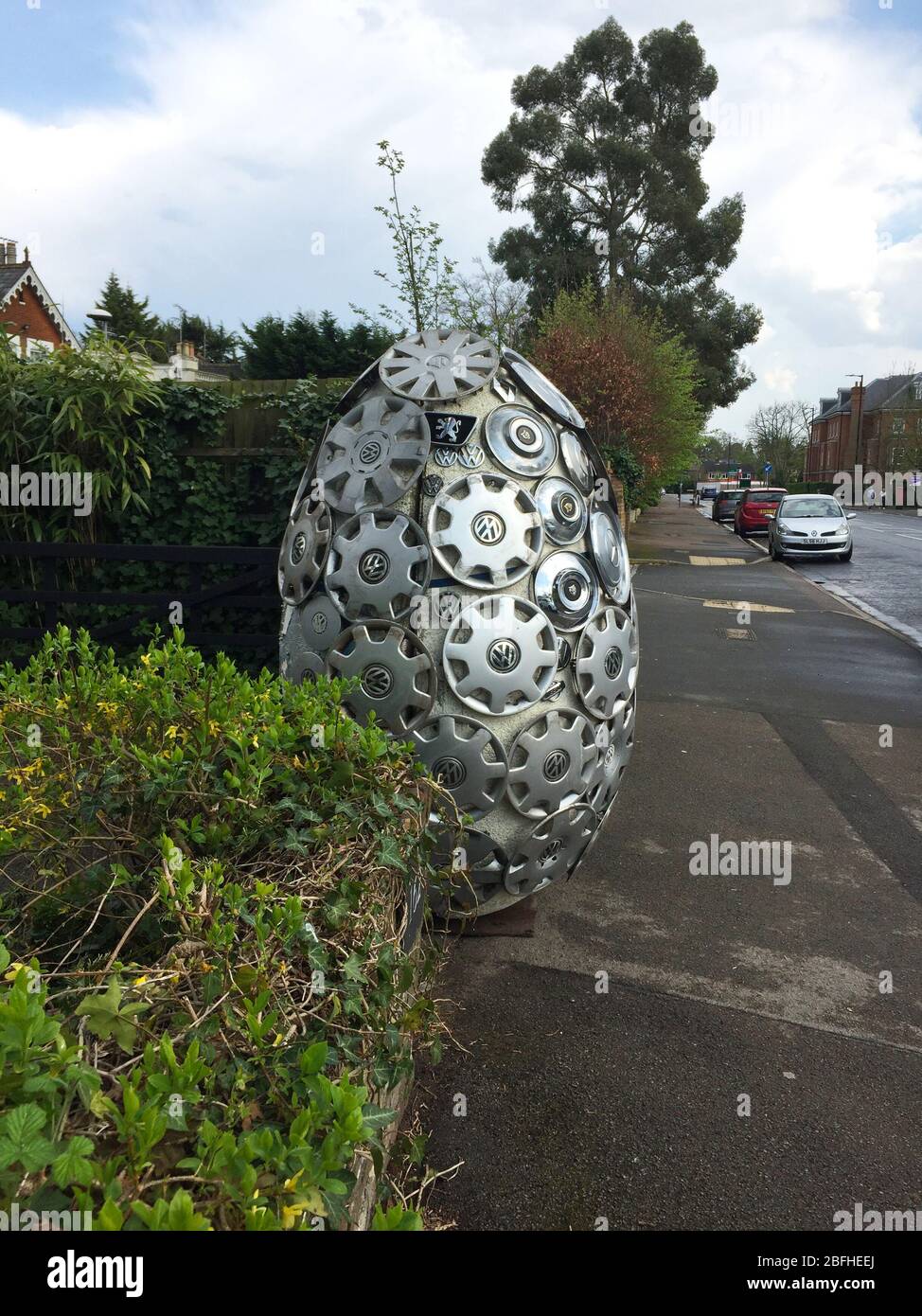 Blocco Corona. Pezzo di scultura all'uovo di Pasqua da hubcaps di auto d'epoca. Un mans dono di Pasqua uovo alla comunità. Foto Stock