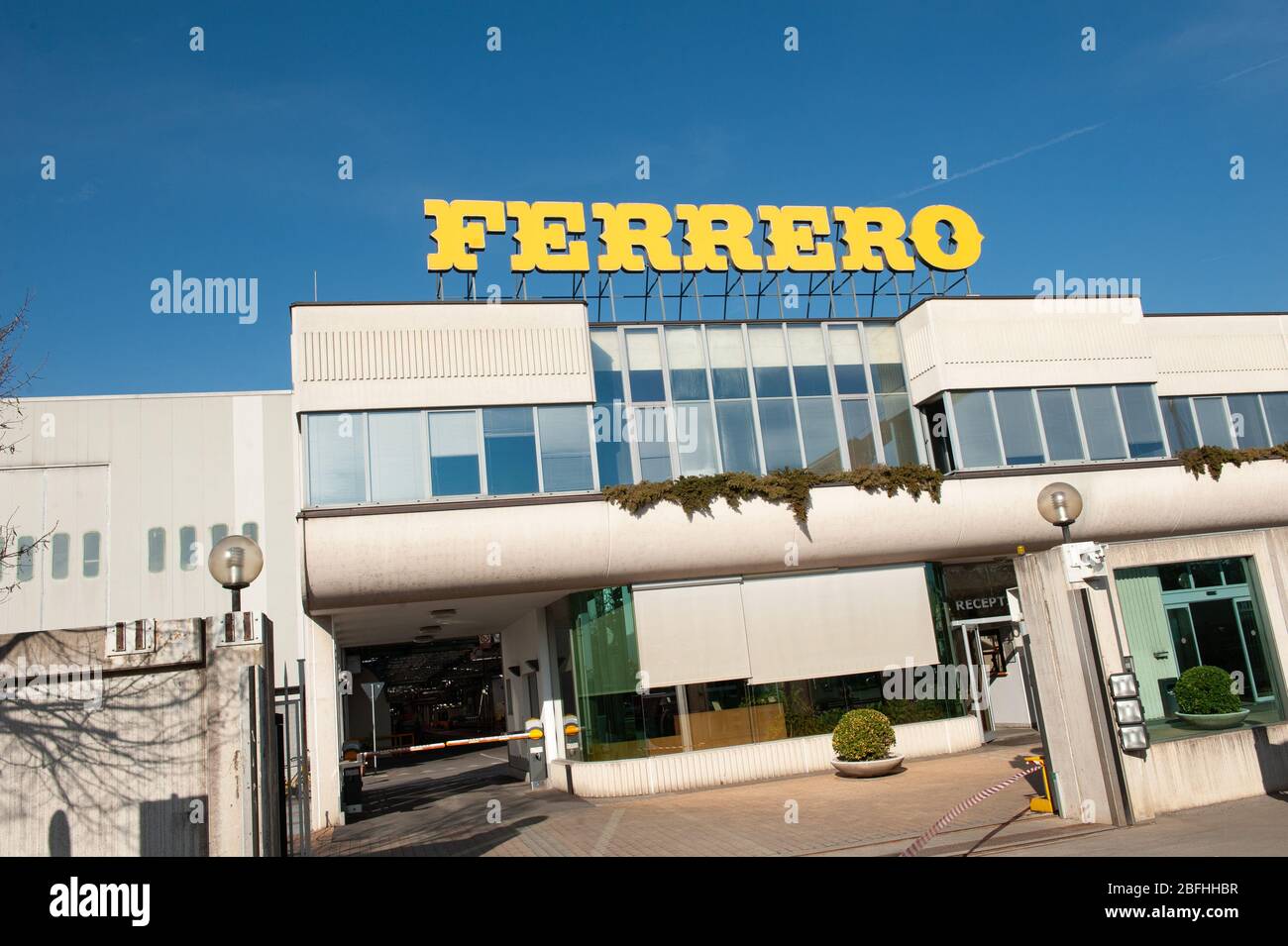 Alba, Italia - 28 marzo 2022: Confezione di Kinder fetta al latte Ferrero,  pan di Spagna farcito con latte cremoso e miele, prodotto da Ferrero impo  Foto stock - Alamy