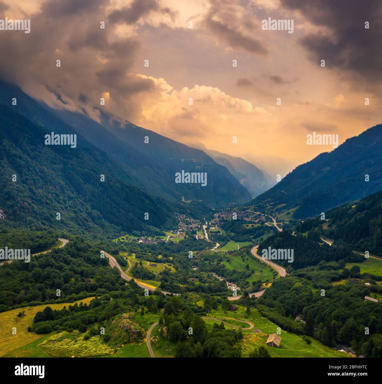 Veduta aerea del passo di San Bernardino nelle Alpi svizzere, Svizzera Foto Stock