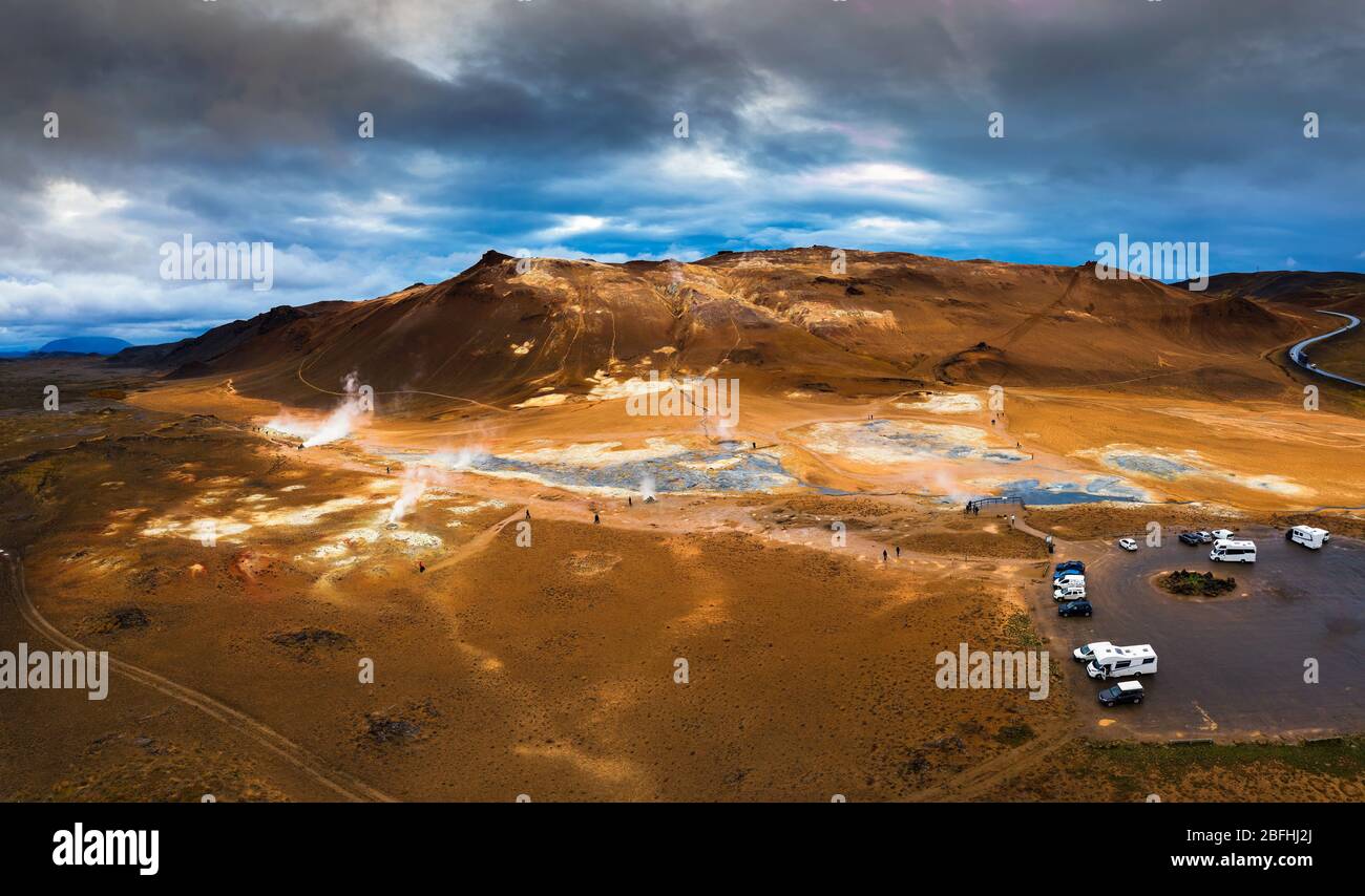 Veduta aerea della zona geotermica di Hverir vicino al lago Myvatn in Islanda Foto Stock