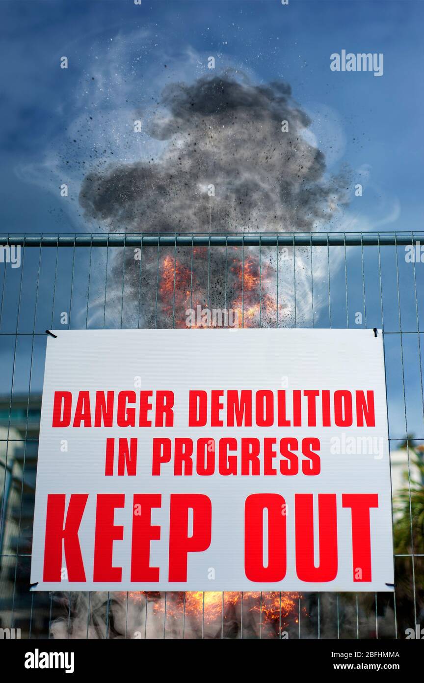 Pericolo demolizione in corso Tieniti sempre al passo con la demolizione di edifici in seguito a esplosione controllata sullo sfondo. Brighton, Regno Unito Foto Stock