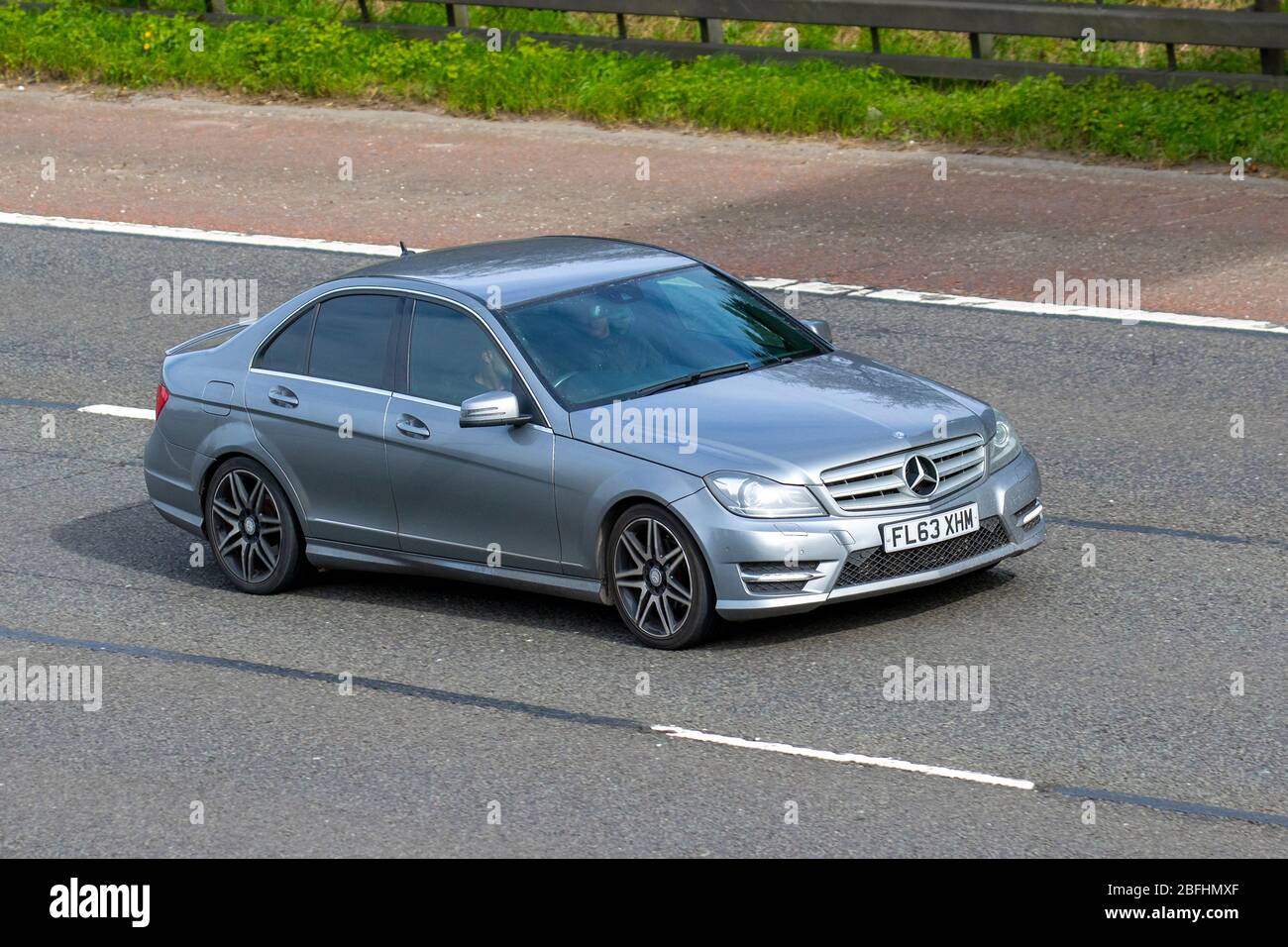 2013 argento Mercedes-Benz C220 AMG Sport + CDI Blue; veicoli in movimento  per il traffico veicolare, veicoli in circolazione su strade del Regno  Unito, motori, automobili sull'autostrada M6 Foto stock - Alamy