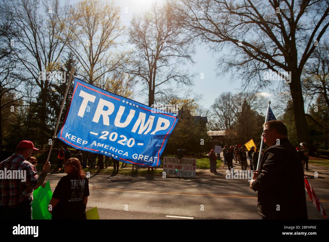 Un protesta per Trump mentre contestava contemporaneamente contro il governatore della GOP dell'Indiana. I protesta si riuniscono fuori dalla residenza del governatore dell'Indiana Eric Holcomb nel blocco 4700 di N. Meridian Street, per protestare contro ciò che stanno descrivendo come "il pubblico sopravvicino" come imprese, E le istituzioni, continuano ad essere chiuse durante il soggiorno in casa ordine di combattere la diffusione di COVID-19/Coronavirus nello Stato. La protesta è stata organizzata dopo che i manifestanti nel Michigan hanno protestato all'inizio della settimana. Simili proteste hanno avuto luogo negli Stati Uniti, come hanno fatto le pagine di Facebook e i siti web Foto Stock