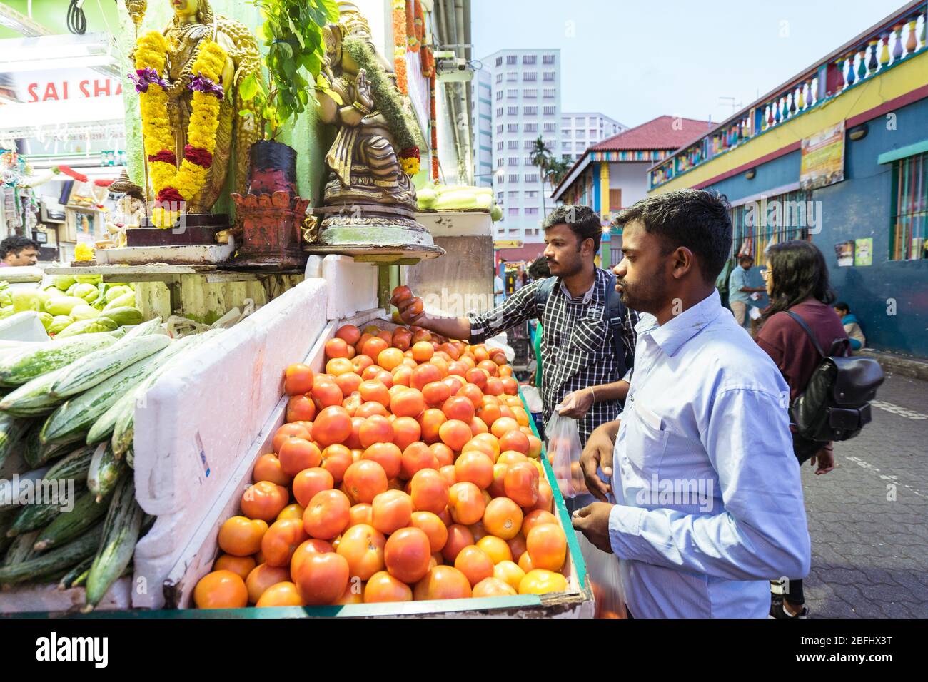 Singapore / Singapore - 15 febbraio 2019: Etnia indiana di fronte al cibo nel quartiere indiano di Singapore Foto Stock