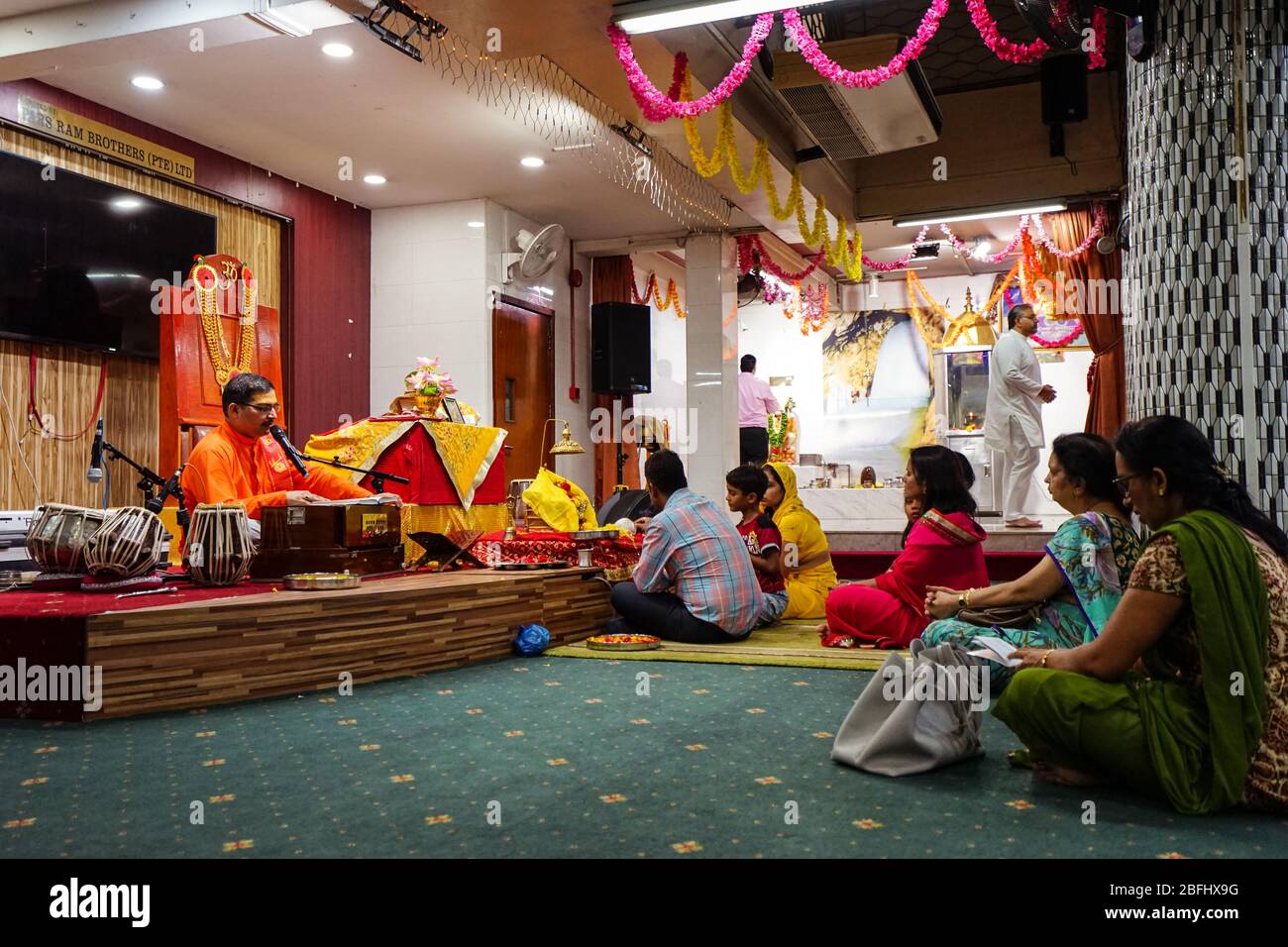 Singapore / Singapore - 15 febbraio 2019: Interno del tempio indù con adoratori che pregano nel quartiere indiano di Singapore Foto Stock