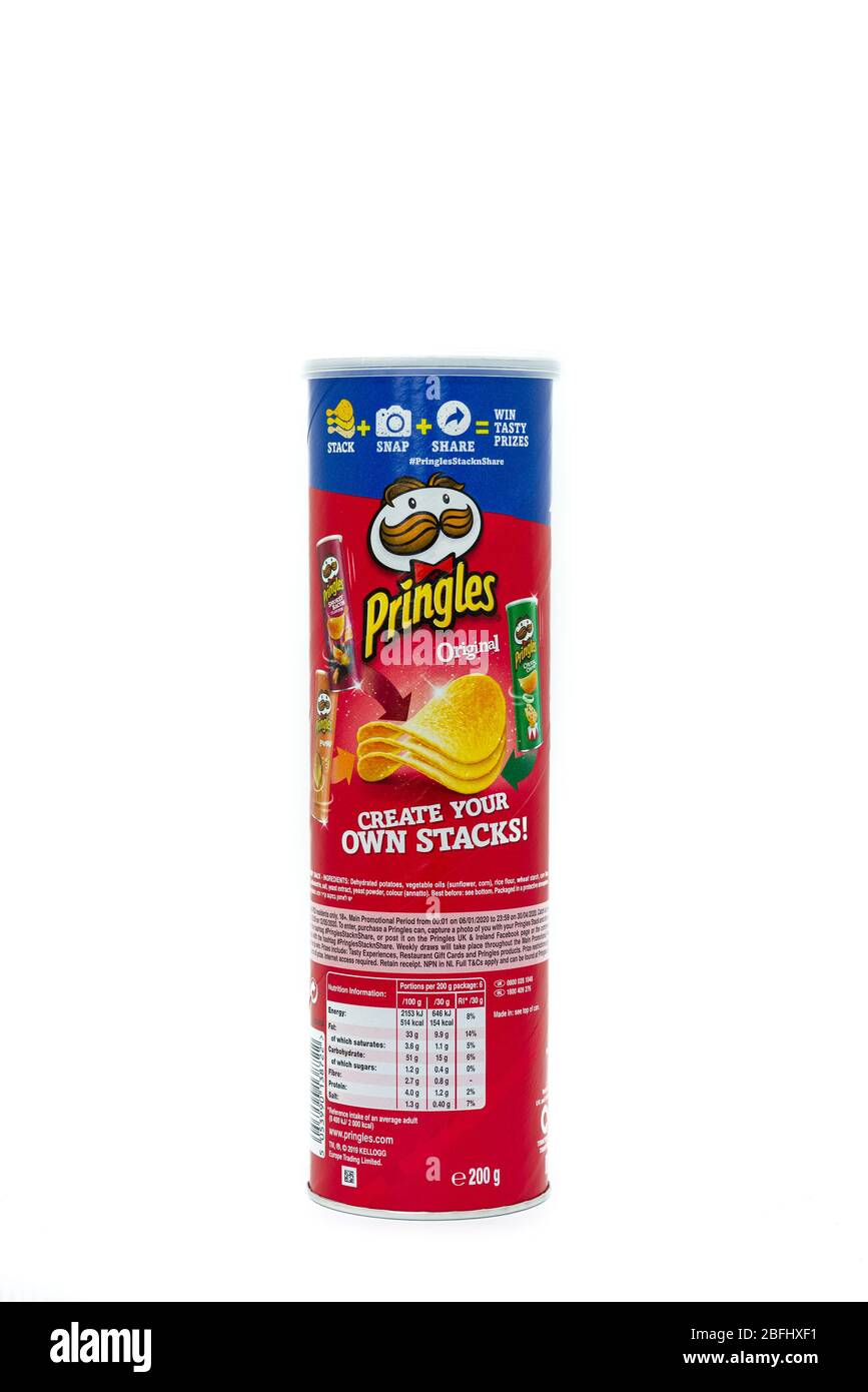 Irvine, Scotland, UK - 18 aprile 2020: Un tubo di cartone e di foglio di Pringles in confezioni riciclabili con coperchio in plastica. In corto approvvigionamento in molti Foto Stock