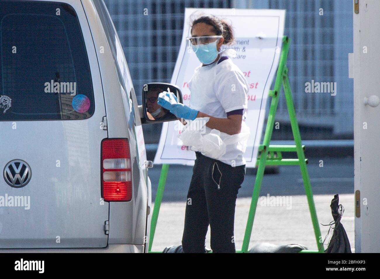 I test del coronavirus continuano a Edgbaston Cricket Ground, Birmingham, mentre il Regno Unito continua a bloccare per contribuire a frenare la diffusione del coronavirus. Foto Stock