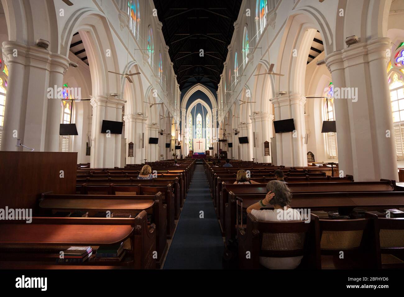 Singapore / Singapore - 15 febbraio 2019: Chiesa cristiana a Singapore con persone anonime sedute in panche di legno Foto Stock