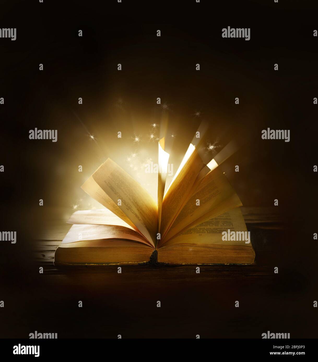 Libro magico su sfondo luminoso Foto stock - Alamy