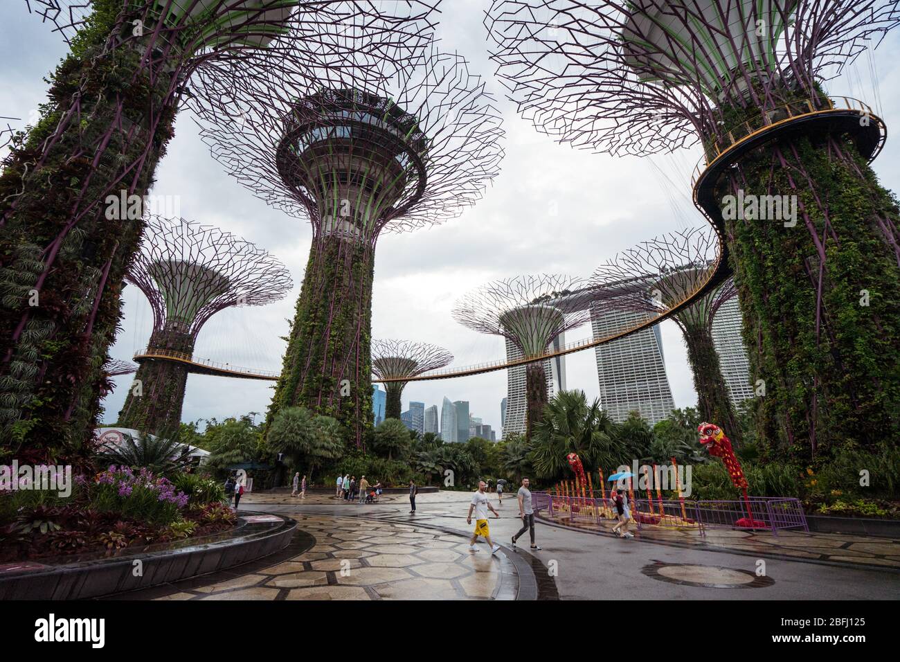 Singapore / Singapore - 15 febbraio 2019: Scatto ultra grandangolare dei turisti che camminano lungo il Giardino vicino alla Baia a Singapore Foto Stock