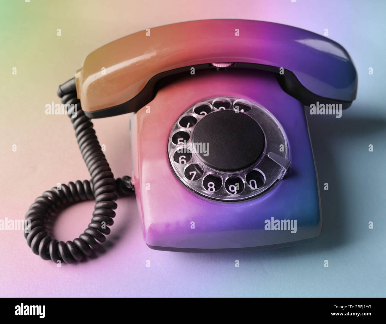 Retro rosso telefono,sul colore di sfondo Foto Stock