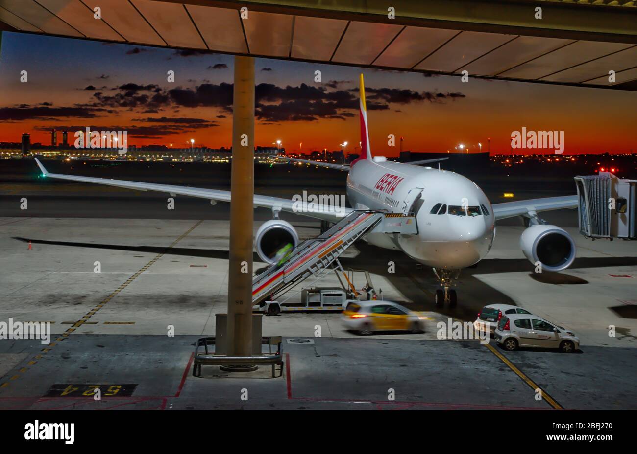 Iberia aereo che si prepara al decollo all'aeroporto Barajas/Adolfo Suárez di Madrid Foto Stock