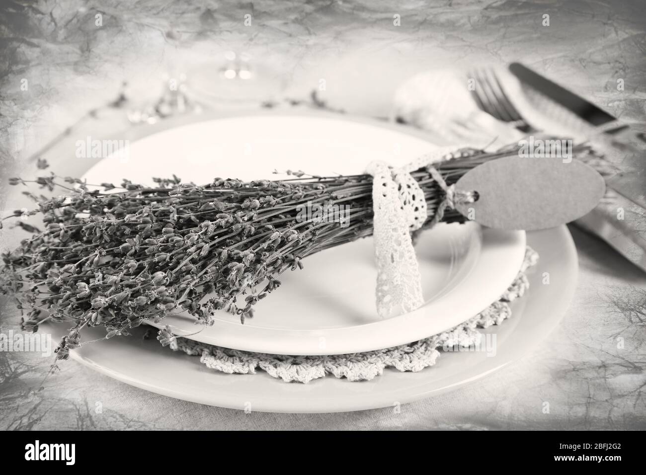 Tavolo da pranzo con fiori di lavanda su tavolo luminoso Foto Stock