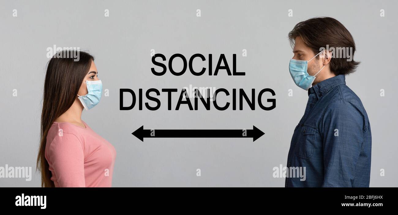 Distanza sociale tra coppia. Doppia esposizione con iscrizione e freccia Foto Stock