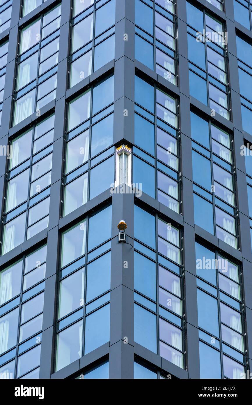 L'edificio degli appartamenti Angel Gardens mostra un pannello d'angolo mancante che è esploso a seguito di Storm Ciara e Storm Dennis, Manchester, Inghilterra, Regno Unito Foto Stock
