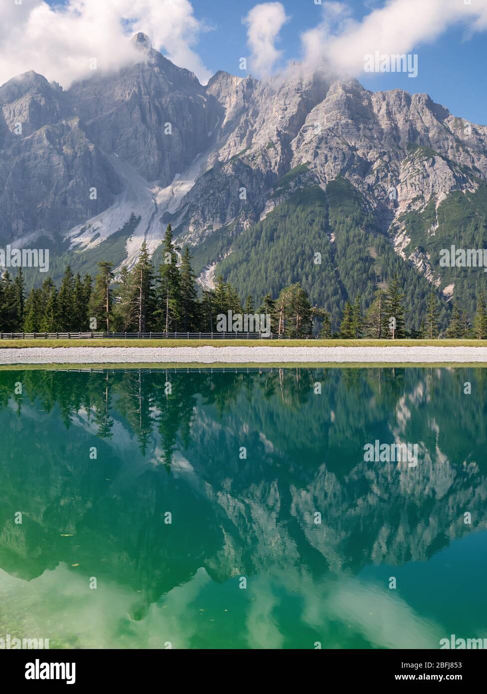 Vista della cima Serles riflessa nel bacino di ritenzione seresena, Valle Stubai, Innsbruck-Land, Tirolo, Austria Foto Stock