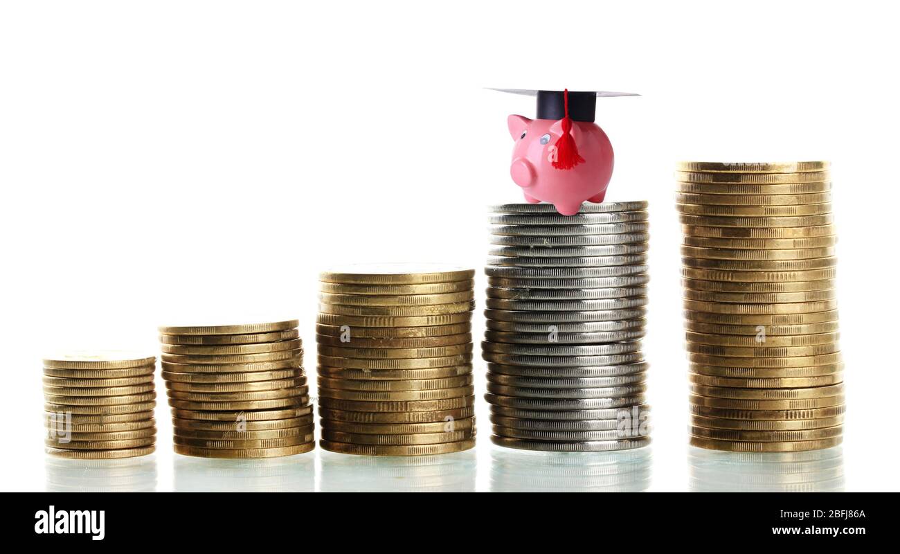 Piggy banca in piedi sulla pila di monete isolato su bianco Foto Stock