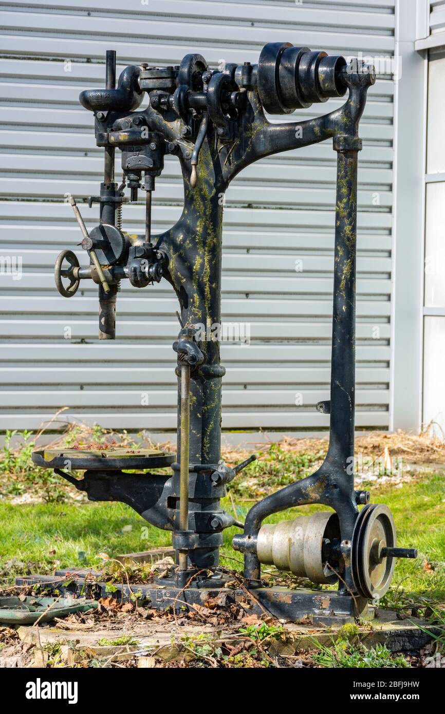 Scultura realizzata con pezzi di macchinari antichi (artista sconosciuto), Trafford Park, Manchester, Regno Unito Foto Stock