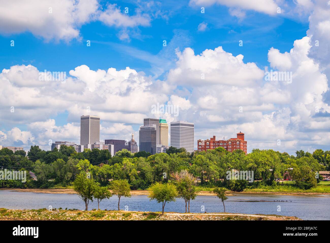 Tulsa, Oklahoma, USA, skyline del centro sul fiume Arkansas nel pomeriggio. Foto Stock