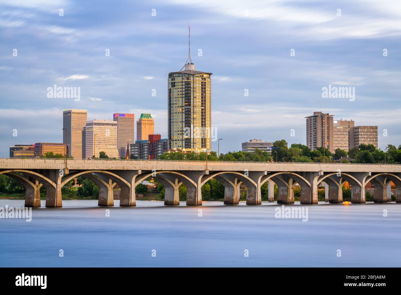 Tulsa, Oklahoma, Stati Uniti d'America skyline del centro sull'Arkansas River al crepuscolo. Foto Stock