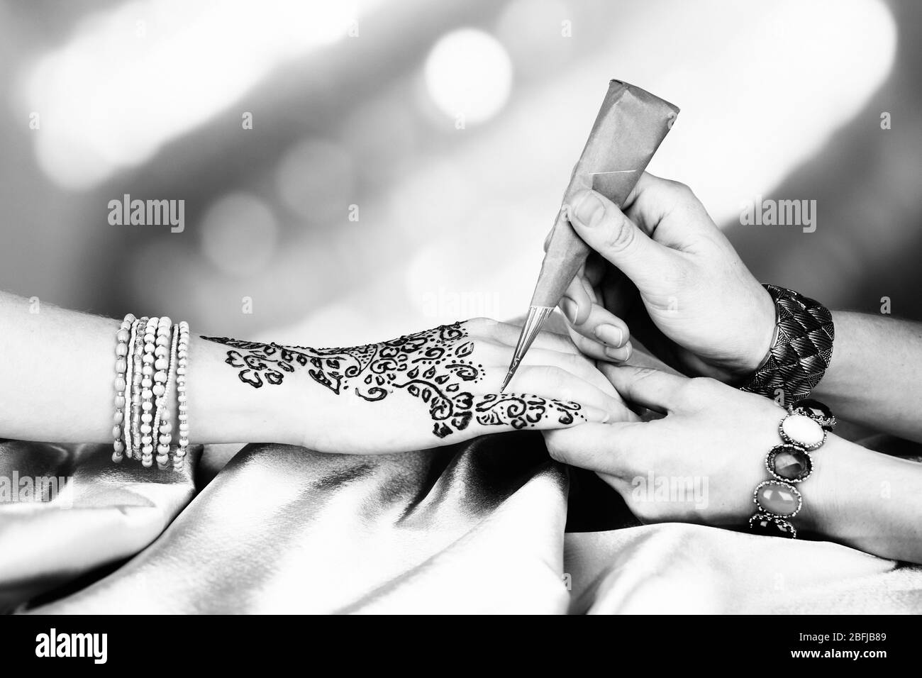 Il processo di applicazione della Mehndi sulla mano femminile, close up Foto Stock