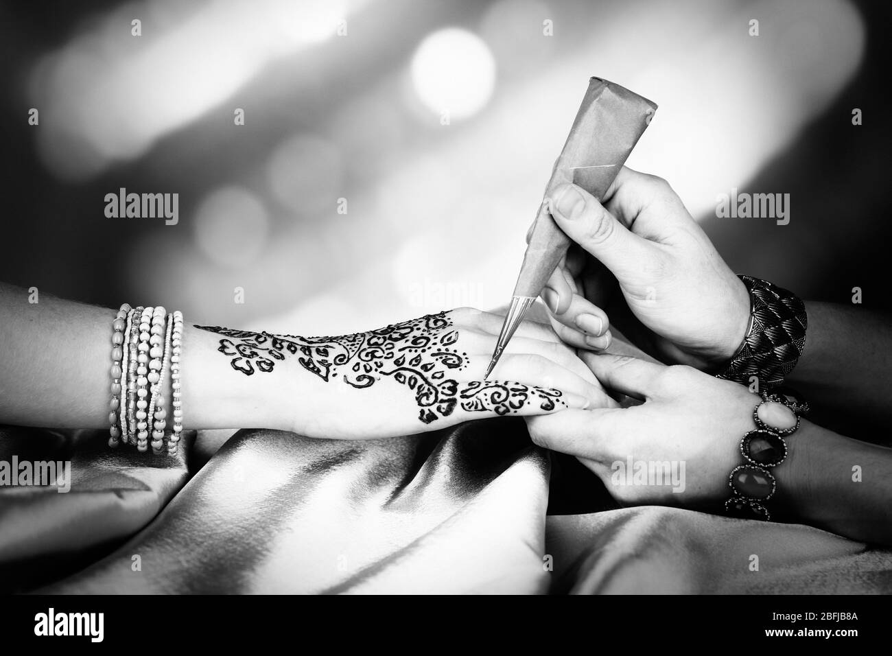 Il processo di applicazione della Mehndi sulla mano femminile, close up Foto Stock