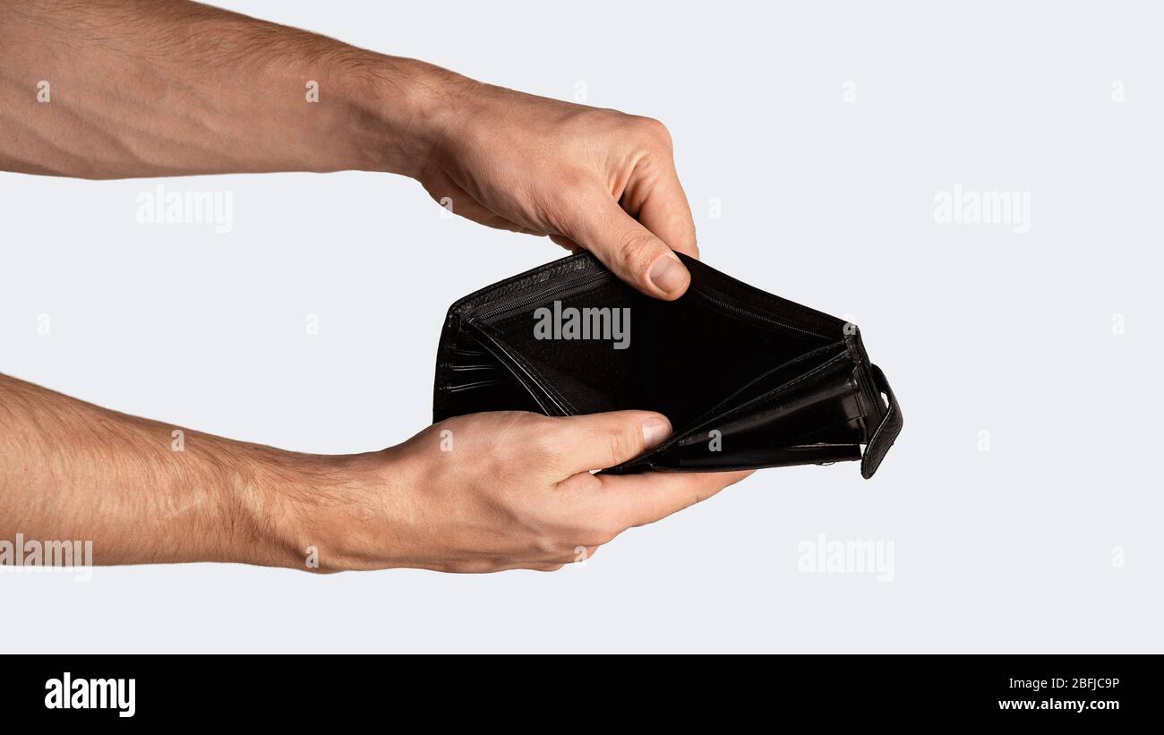 Coronacrisis e fallimento. Primo piano di uomo d'affari con portafoglio vuoto su sfondo bianco, panorama Foto Stock