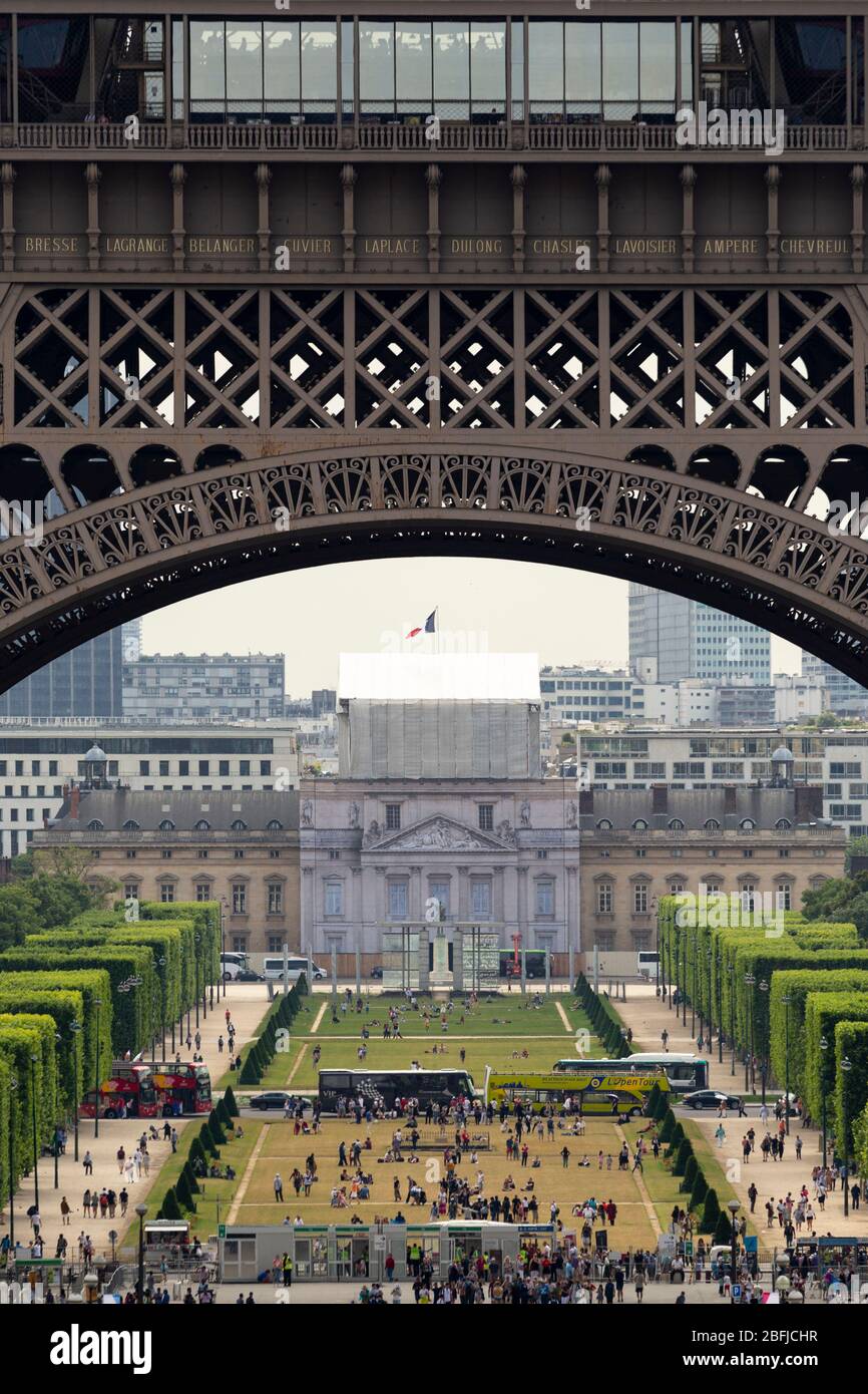 Vista del Parc de la Tour Eiffel attraverso l'arco della fondazione della Torre Eiffel, Parigi Foto Stock
