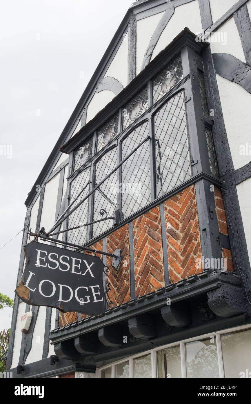 Lavori di legno su Essex Lodge, Station Road, Barnes, Londra, SW13, Regno Unito Foto Stock