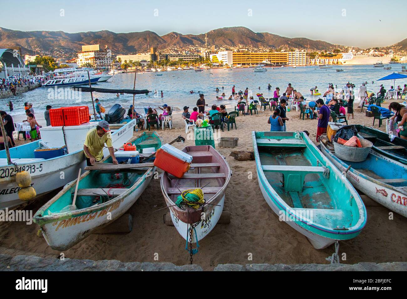 acapulco,famiglia sulla spiaggia,hotel fronte acqua acapulco,spiaggia messicana,godendo sulla spiaggia,turista sulla spiaggia,baraccopoli acapulco,baraccopoli messicane,messico,acapulco Foto Stock